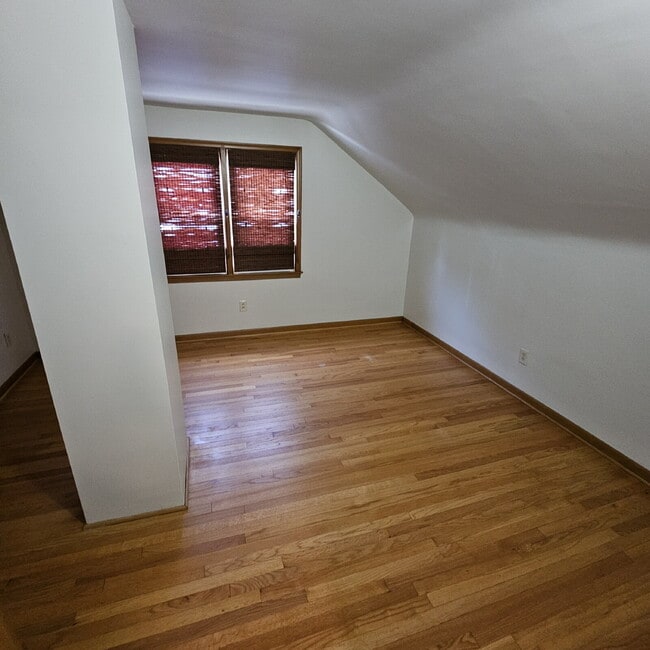 Building Photo - This charming 3-bedroom, 1.5-bathroom hous...