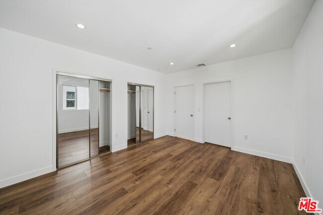 Building Photo - 6334 1/2-6332 Beck Ave