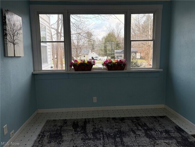 Building Photo - 1550 Chapman Dr