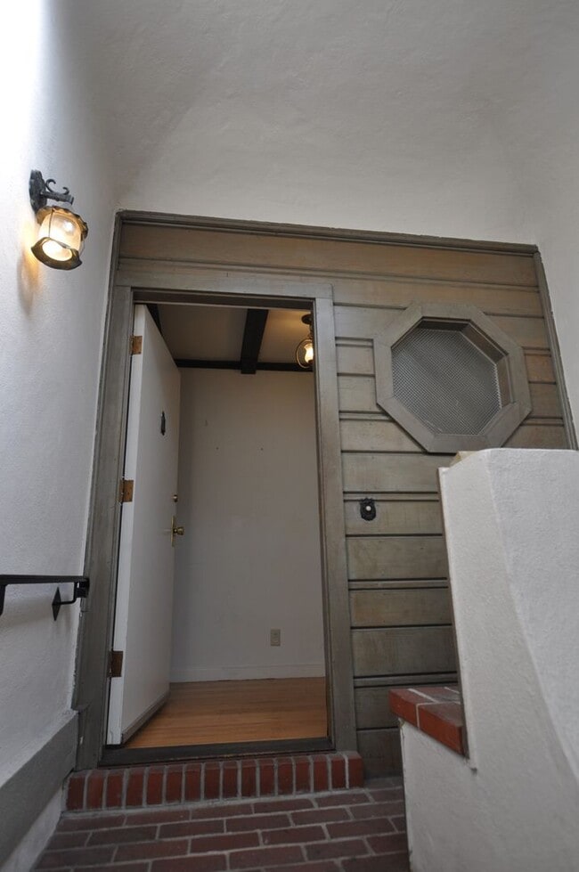 Building Photo - 1026 Kirkham St