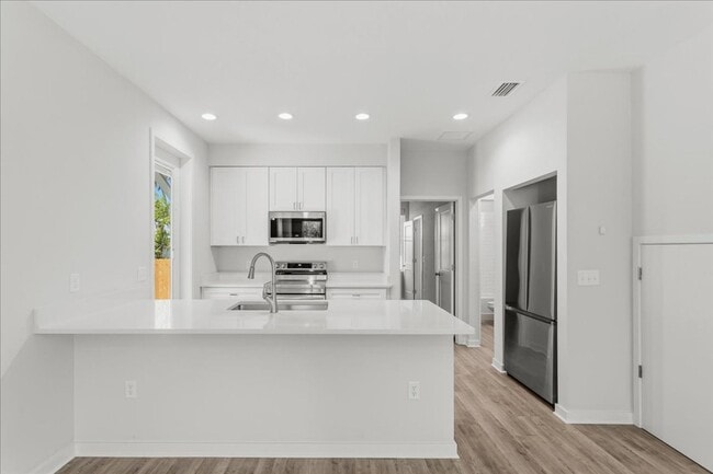 Building Photo - 516 SW 7th Pl