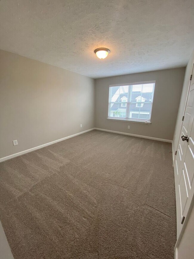 Building Photo - 3 BD 3.5 BA 1 Car Garage Great Location Li...