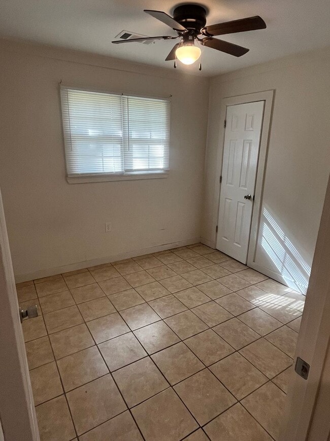 Building Photo - 3 Bed 1 Bath Brick Home
