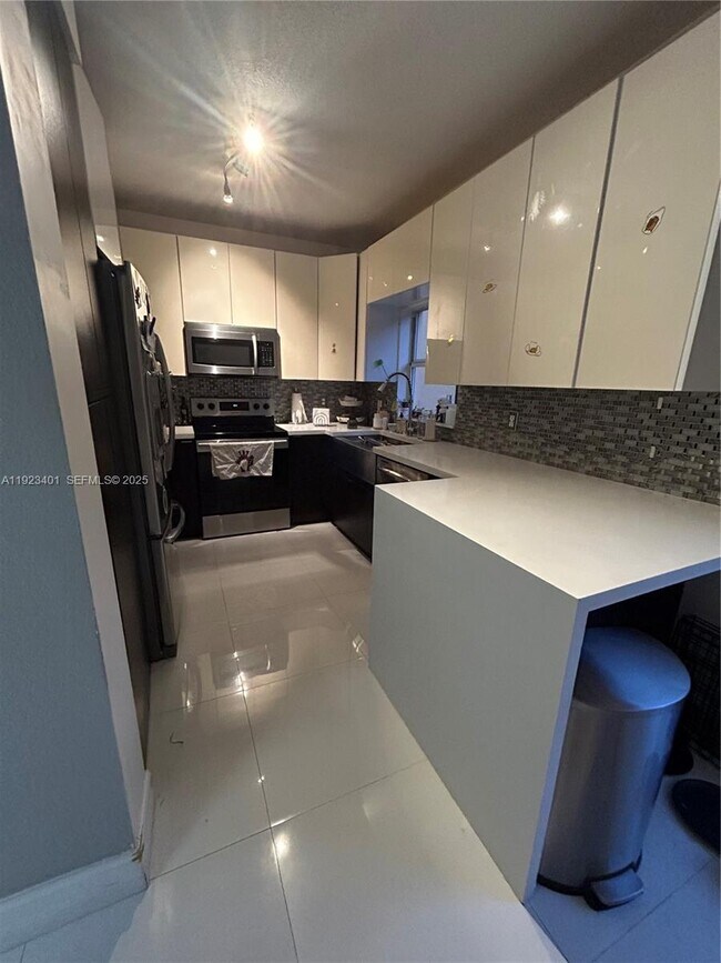 Building Photo - 4110 NE 24th St