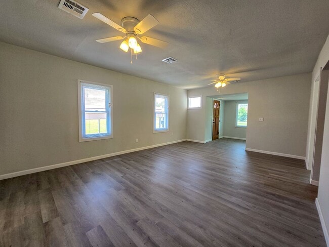 Building Photo - 3 Bedroom 1 Bath Home in Shawnee!