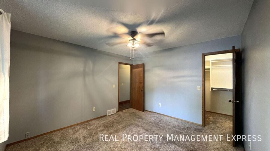 Building Photo - Spacious 5-Bedroom Home with Modern Updates in Sioux Falls