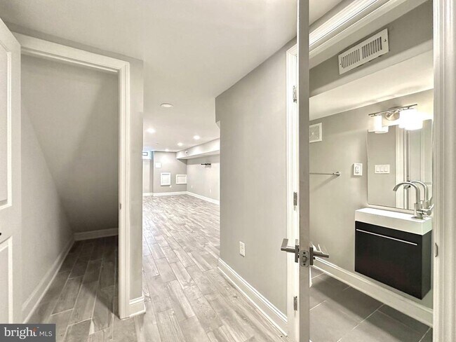 Building Photo - 2514 W Seybert St