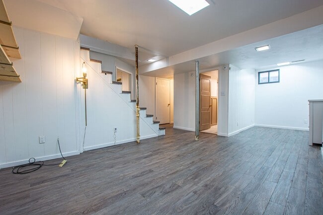 Building Photo - Adorable 2 Bedroom / 2 Bath Home in Aksarben with Washer/Dryer and Fenced Backyard!