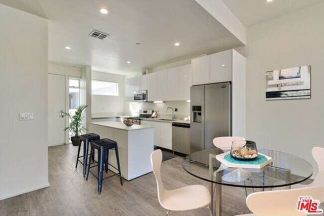Building Photo - 1040 S Mariposa Ave