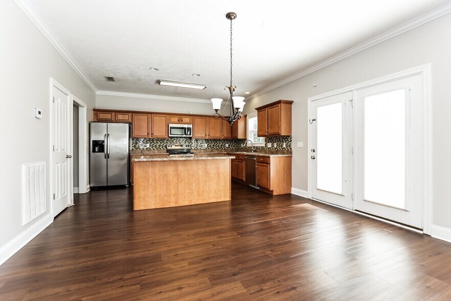 Building Photo - 2467 Oak Hill Dr