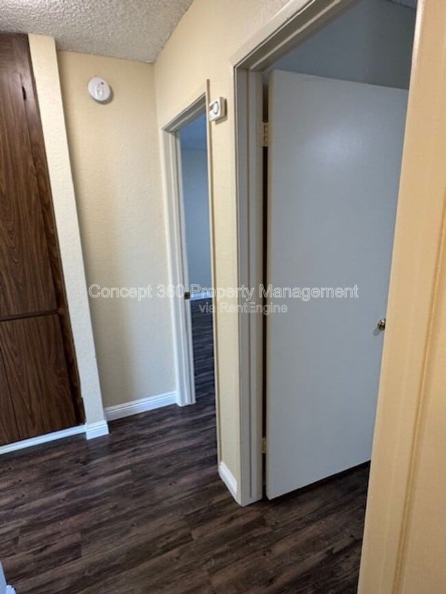 Building Photo - 9421 Cedar St