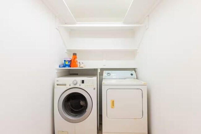 Building Photo - 8447 E Vernon Ave