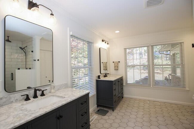 Building Photo - 209 Selkirk Trail