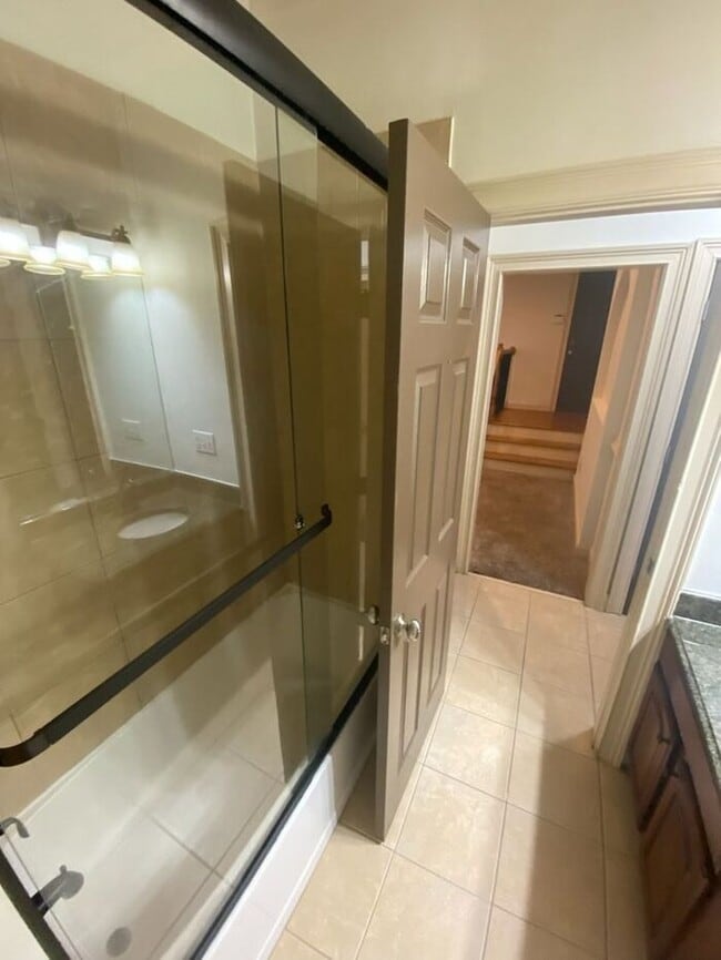 Building Photo - Excellent location, amazing upgrades and great price!