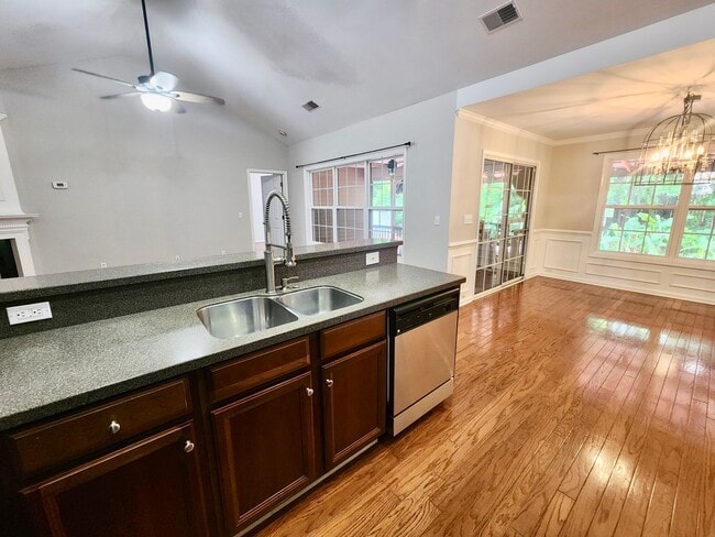 Building Photo - Spacious 3 bedroom with an outside oasis -...