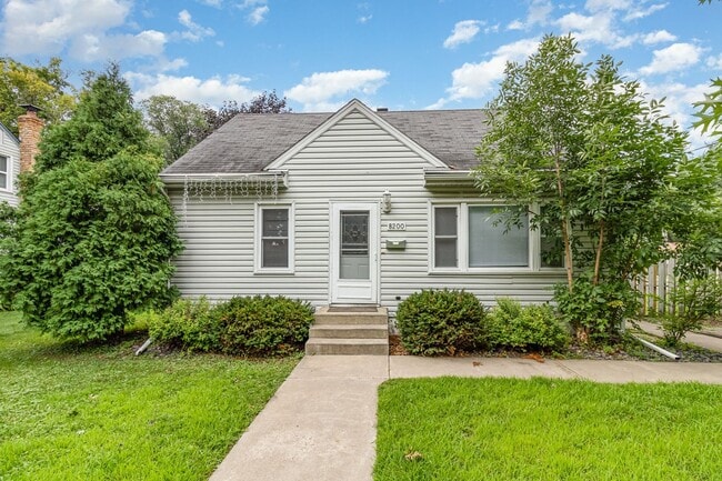 Building Photo - Beautiful 4 Bed 2 Bath Home With Fence and...