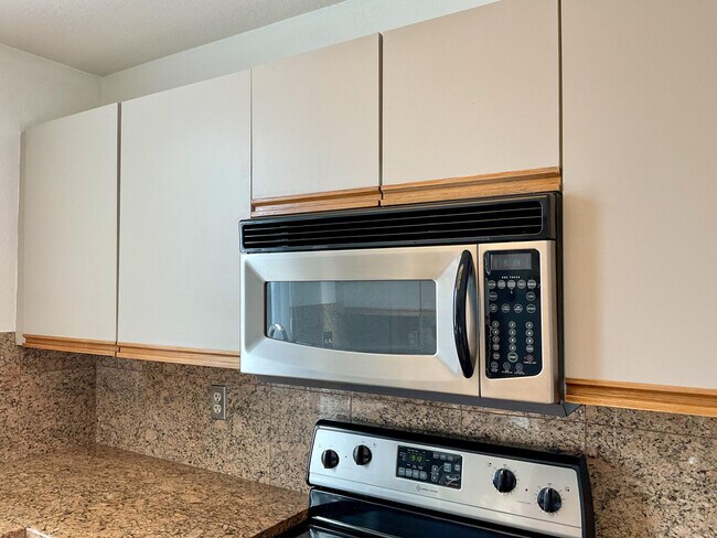 Building Photo - 401 El Cielo Rd