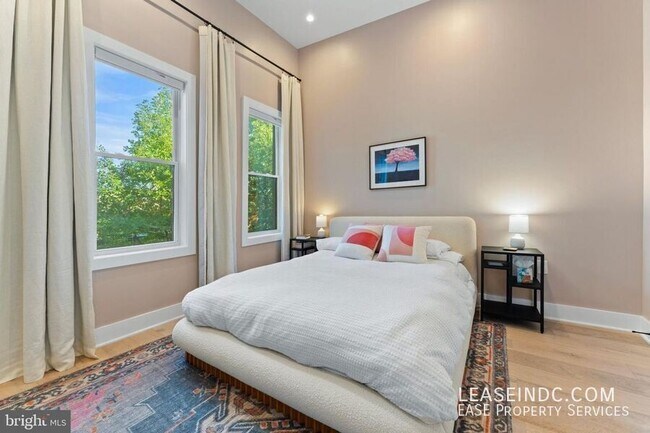 Building Photo - 121 15th St SE