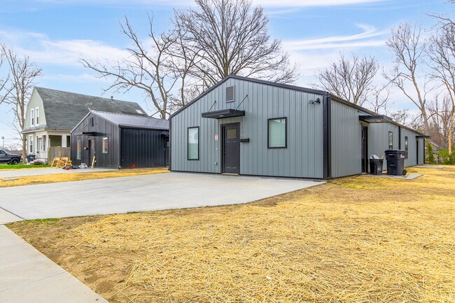 Building Photo - 202 3rd Ave