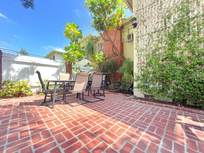 Building Photo - 12552 Oxnard St