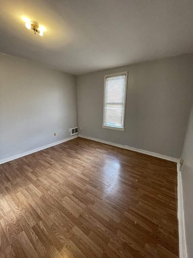 Building Photo - 456 Woodlane Ave