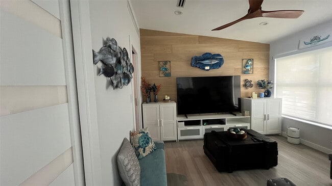 Building Photo - 1041 Hillsboro Mile