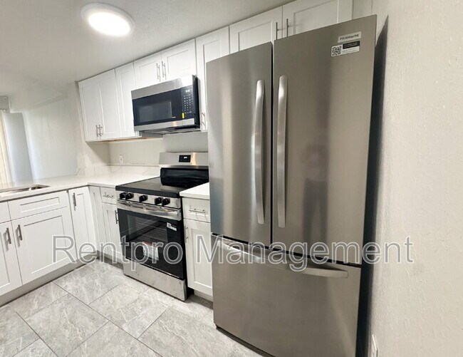 Building Photo - 850 S Tamiami Trl