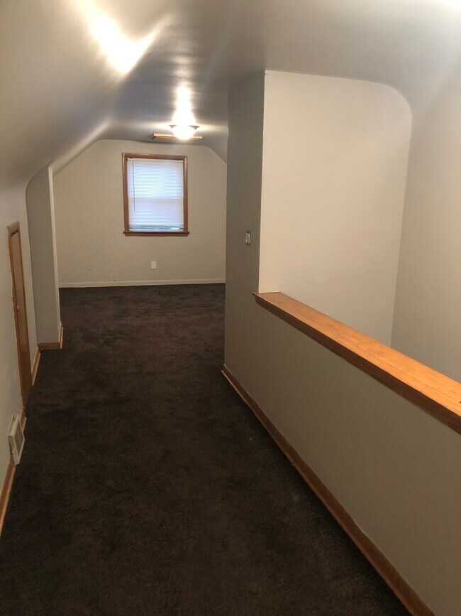 Building Photo - 1096 Silvercrest Ave