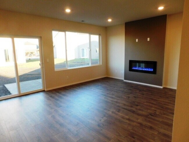 Building Photo - 4Bd/2.5 Ba Two Story Home - Available to View!