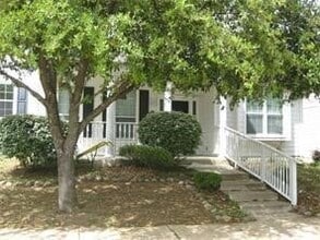 Building Photo - 10013 Lakeview Dr