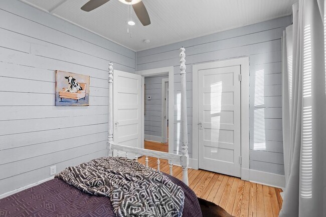 Building Photo - 915 N Center St