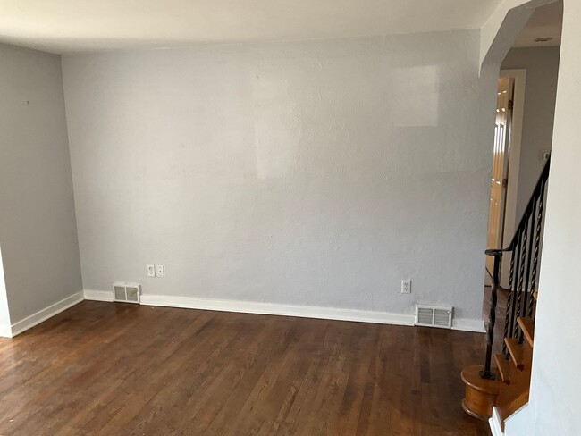 Building Photo - Surprisingly Spacious! 3-Bedroom 2 bath Ho...