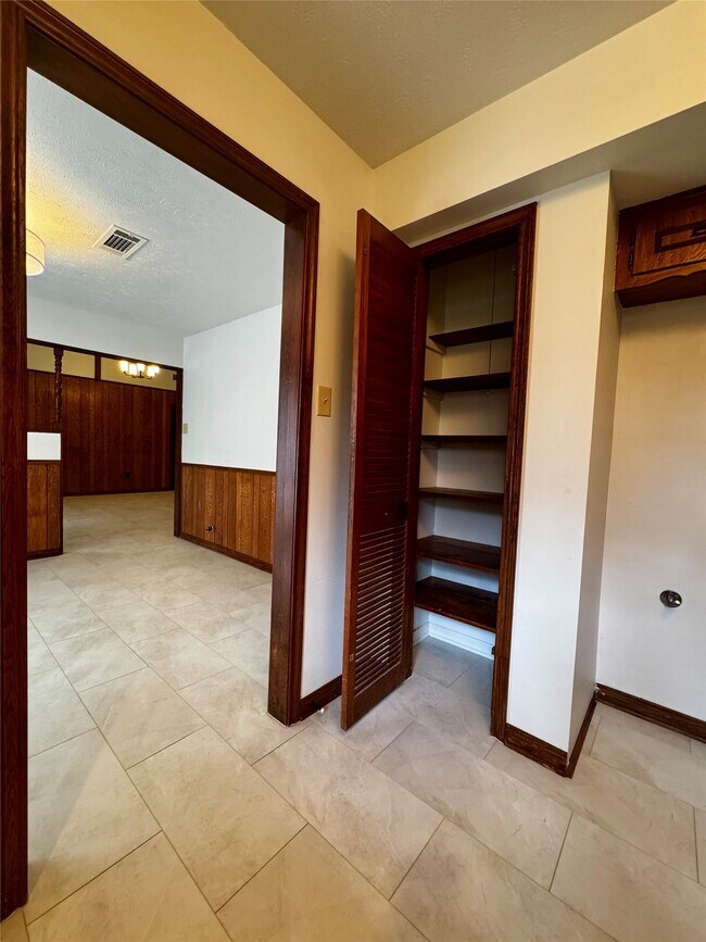 Building Photo - 24231 Shellbrook Dr