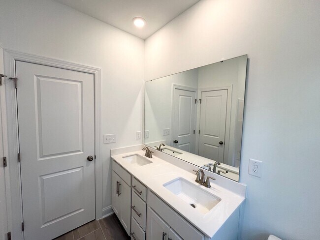 Building Photo - Spacious 5BD, 3BA Knightdale Home with Mod...
