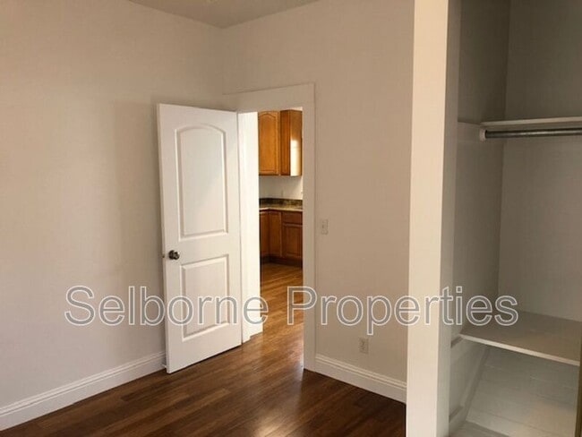 Building Photo - 939 International Blvd