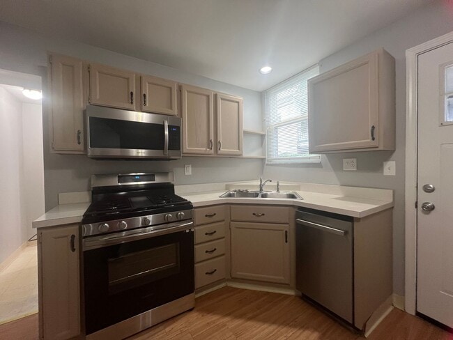 Building Photo - Beautiful 4 Bedroom/ 2 Bath with private c...