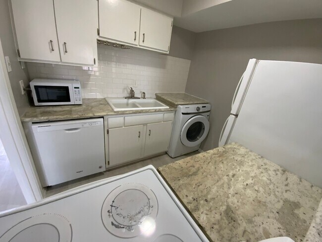 Building Photo - 6402 Del Monte Dr