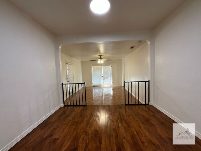 Building Photo - 3074 E Terrace Ave