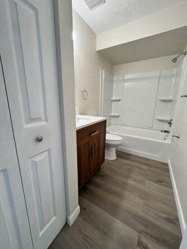 Building Photo - 2901 Bay View Dr