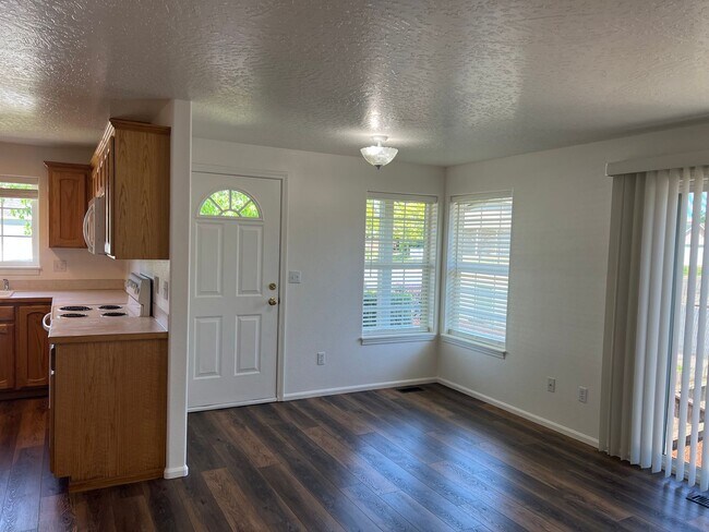 Building Photo - Newly updated 3-bedroom, 2-bathroom duplex with a garage!  $500 OFF YOUR FIRST MONTH'S RENT!