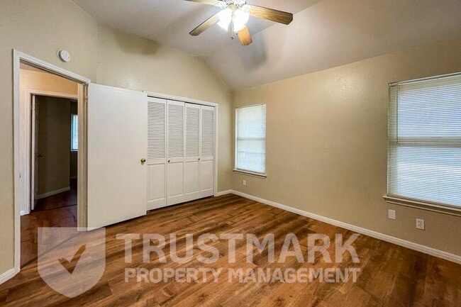 Building Photo - 2407 Armadillo Dr