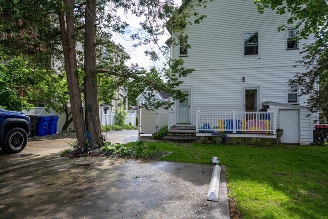 Building Photo - 726 Metropolitan Ave
