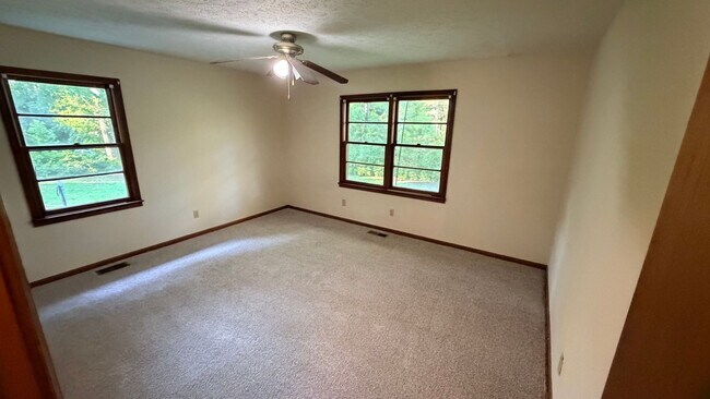 Building Photo - Antioch House - 2 bedrooms , 1.5 bathroom