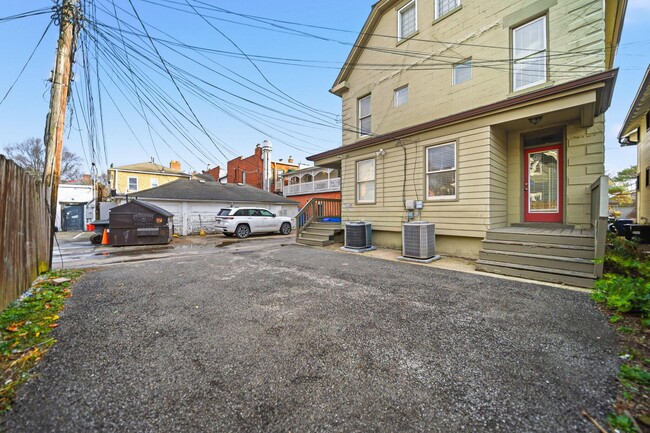 Building Photo - 1153 Jaeger St