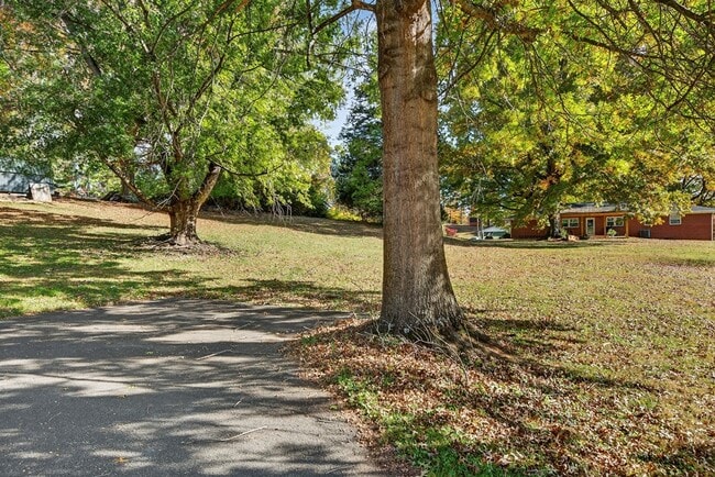 Building Photo - 316 Morningside Dr SW