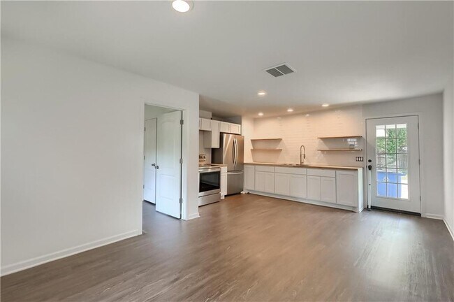 Building Photo - 6707 E Riverside Dr