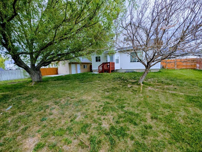 Building Photo - 749 Country Club Dr