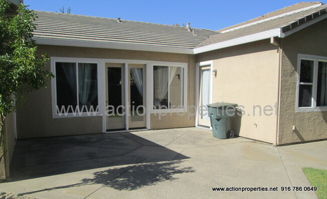 Building Photo - Single Story, Possible In-law or Great Hom...