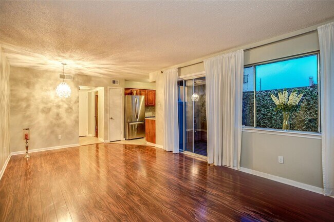 Building Photo - Small gated community of 39 units, conveni...