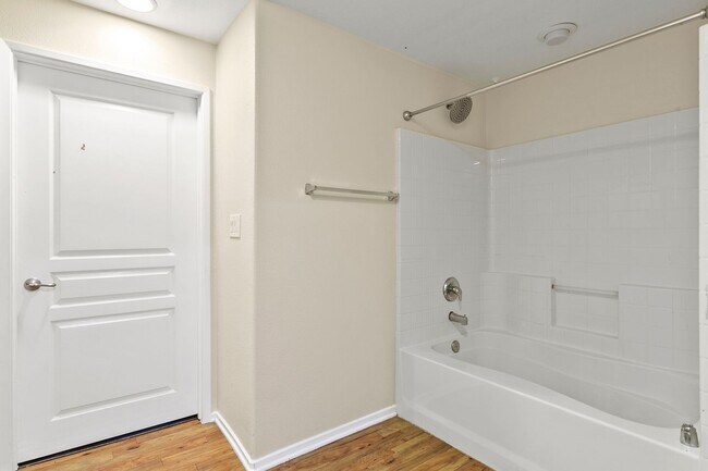 Building Photo - Irvine 2 Bed, 2 Bath With Amenities!!